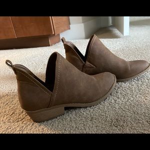 Universal Thread Ankle Booties